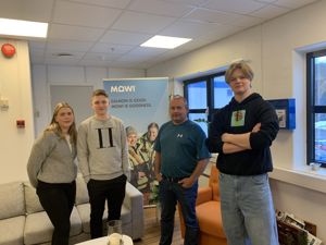 Elever på besøk hos mowi