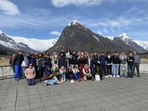 Franske og norske elevar samlet framfor natur ved Fjærland bremuseet